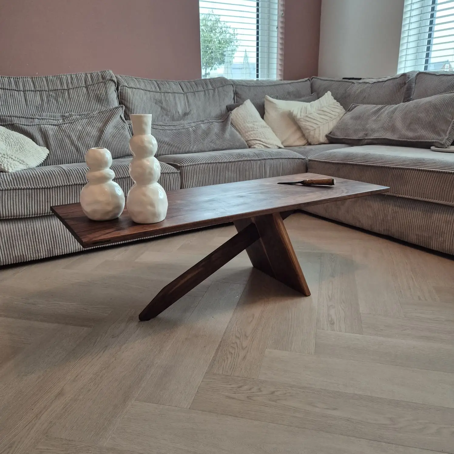 Salontafel noot diagonaal onderstel beitelaar